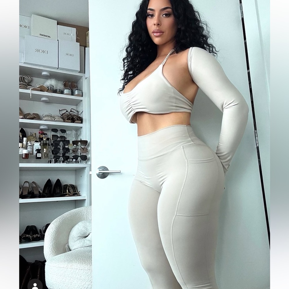 Pilates shrug and sports bra & High-Waist Leggings Set - Light Beige